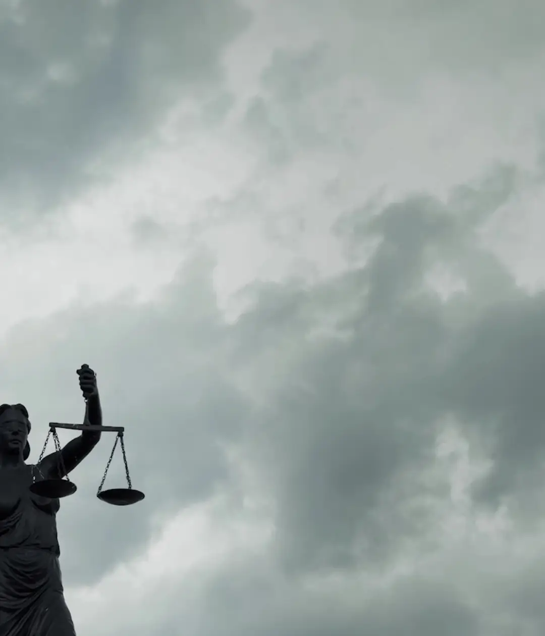 Uma Escultura Arte da Senhora Estátua da Justiça em Dia Chuvoso Nublado