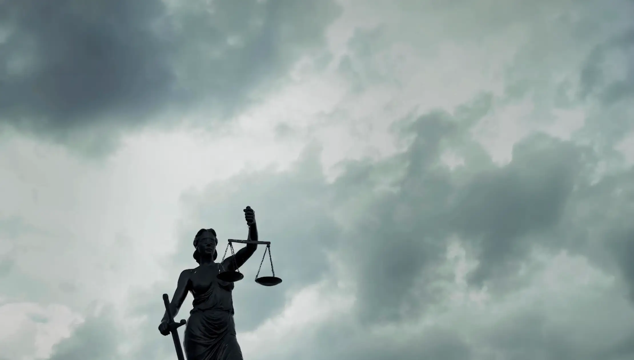 Uma Escultura Arte da Senhora Estátua da Justiça em Dia Chuvoso Nublado